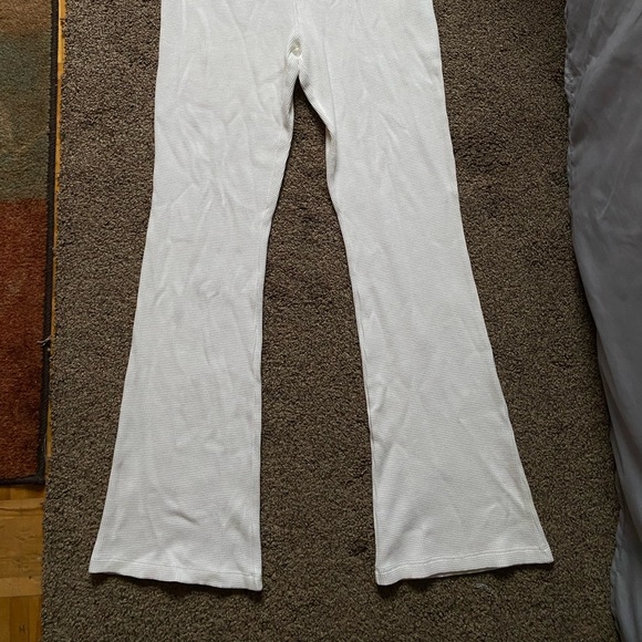 Brand new stretchy white pant from Wilfred Free - Picture 2 of 3